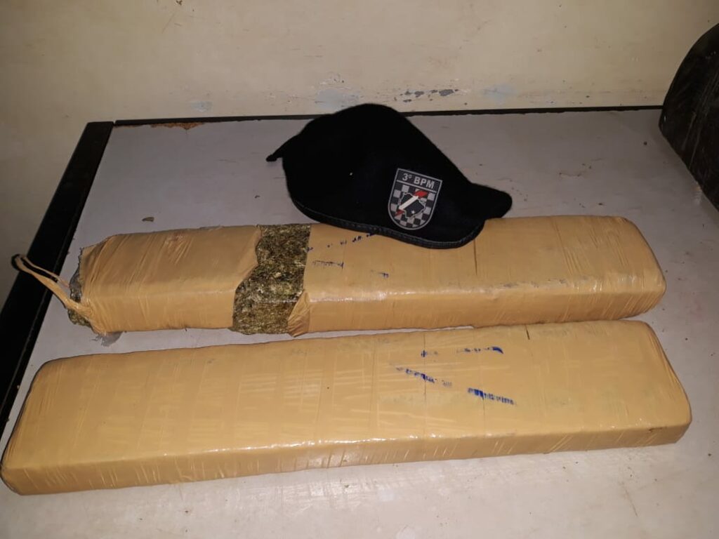 Equipe do Canil da PM aprende adolescente levando droga para Mato Grosso Equipe do Canil da PM aprende adolescente levando droga para Mato Grosso