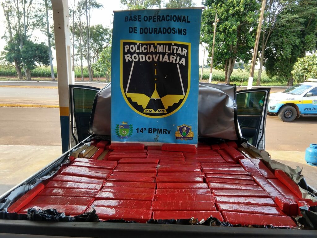 Polícia apreende caminhonete com quase dois mil tabletes de maconha