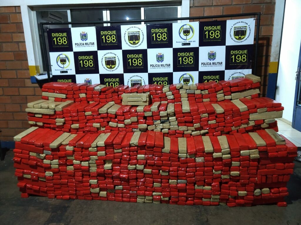Polícia apreende caminhonete com quase dois mil tabletes de maconha
