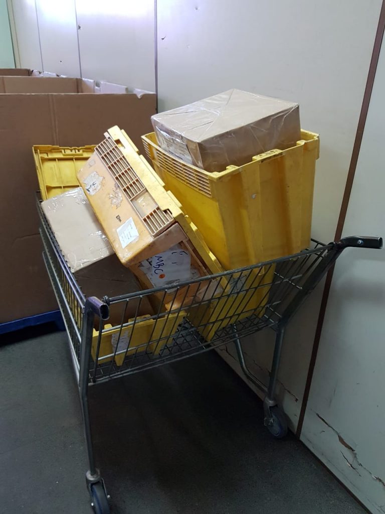 Cães farejadores encontram drogas em encomendas nos Correios na Capital Cães farejadores encontram drogas em encomendas nos Correios na Capital