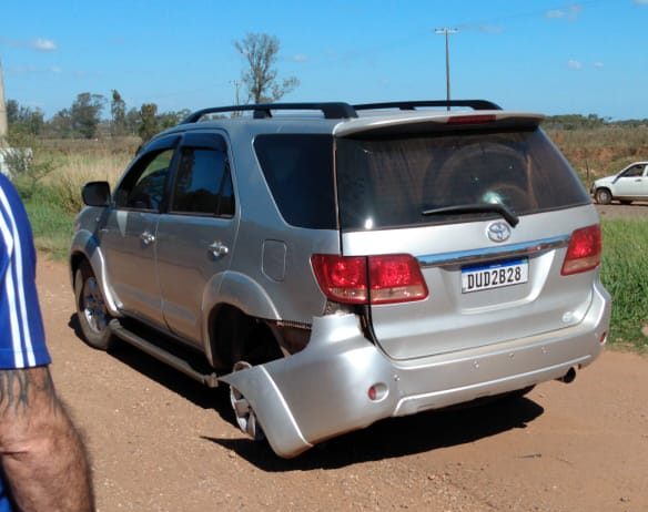 Após perseguição, condutor abandona carro blindado e foge