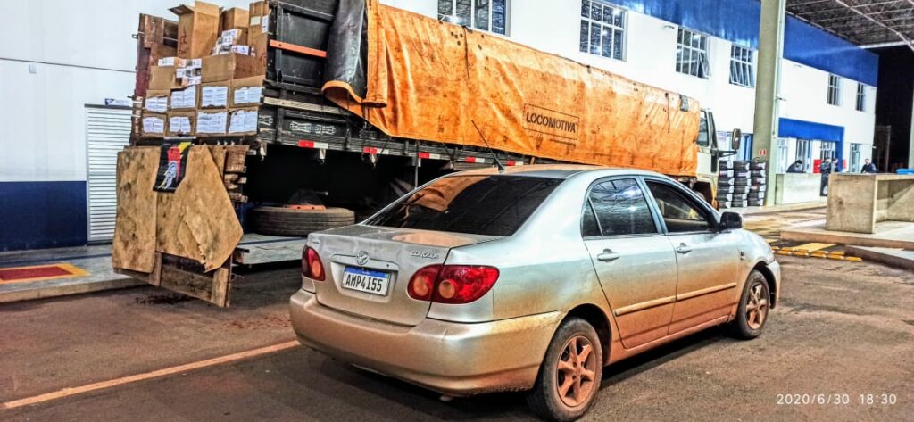Choque prende batedor e apreende caminhão com cigarros contrabandeados Choque prende batedor e apreende caminhão com cigarros contrabandeados