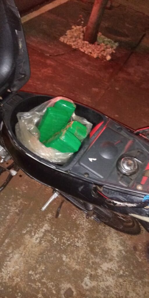 Casal é flagrado em barreira sanitária com droga em motocicleta