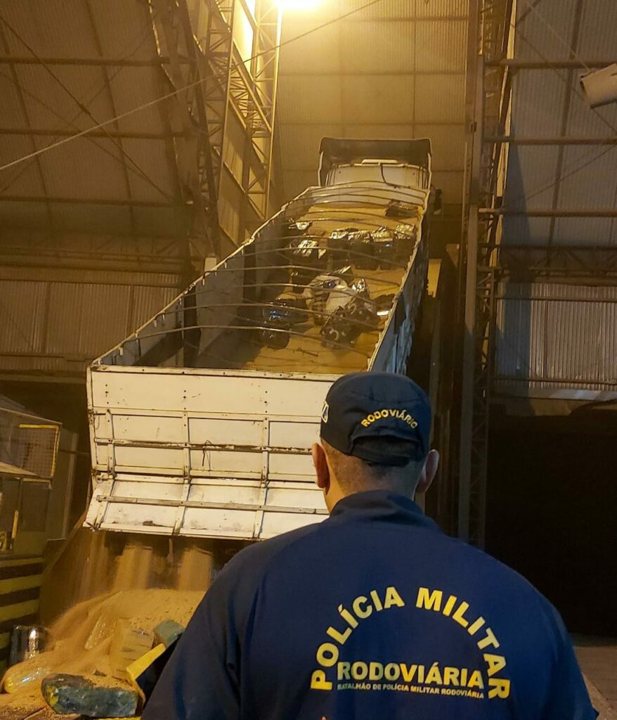 PMR apreende 4 toneladas de maconha escondidas em carga de soja em MS PMR apreende 4 toneladas de maconha escondidas em carga de soja em MS