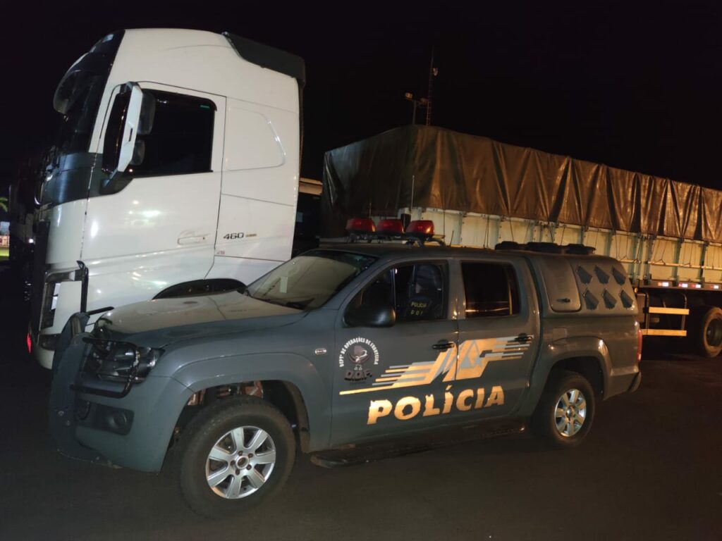 DOF e Força Tática apreendem mais 46 mil pacotes de cigarros em estrada vicinal DOF e Força Tática apreendem mais 46 mil pacotes de cigarros em estrada vicinal