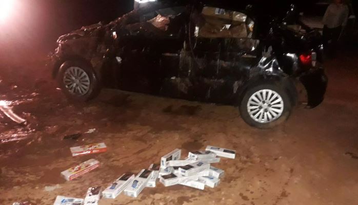 Motorista morre ao cair em rio com carro lotado de cigarros e essências de narguilé