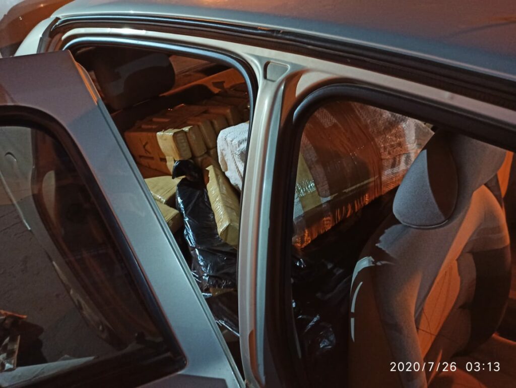 Traficante abandona carro com drogas ao perceber viatura da PM