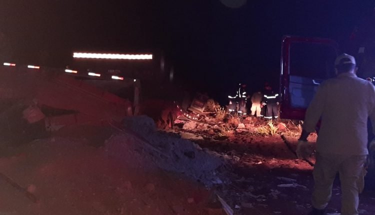 Dois morrem após carreta tombar em estrada vicinal na Capital