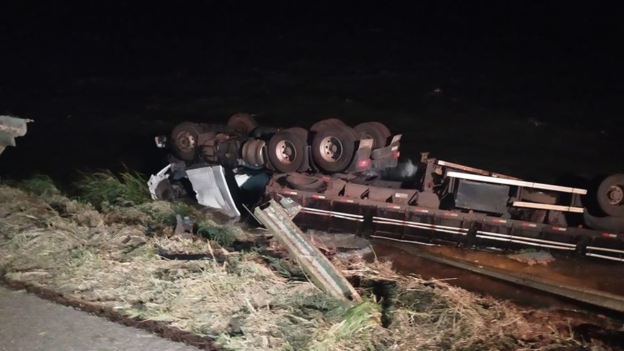 Colisão mata três pessoas em aterro de acesso à ponte sobre o Rio Paraná Colisão mata três pessoas em aterro de acesso à ponte sobre o Rio Paraná