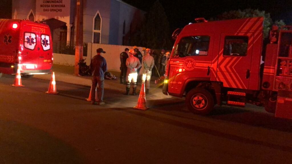 Mulher de 23 anos morre após bater moto em poste de iluminação pública Mulher de 23 anos morre após bater moto em poste de iluminação pública