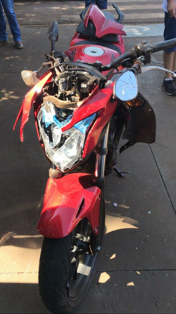Após perder controle, motociclista vai para dentro de loja Após perder controle, motociclista vai para dentro de loja