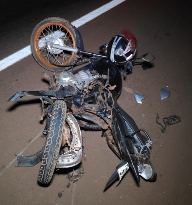 Homem em motocicleta fica ferido ao ser atropelado por carros que faziam racha