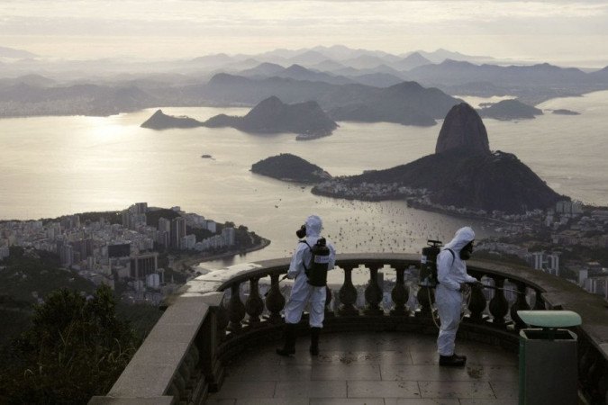 1_desinfeccao_da_estatua_do_cristo_redento1308200840-6231207