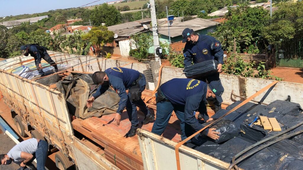 PMR apreende quase 4 toneladas de drogas, munições e arma que seguiria para o RJ PMR apreende quase 4 toneladas de drogas, munições e arma que seguiria para o RJ