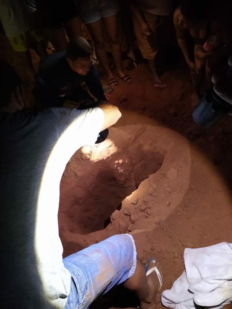 Criança cai em buraco com dois metros de profundidade durante brincadeira
