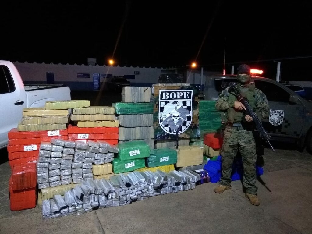 Bope recupera Amarok roubada e apreende mais de duas toneladas de maconha