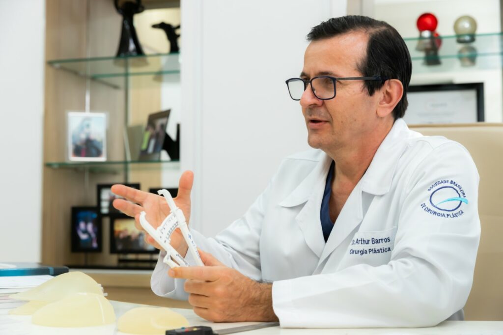 Procura por implantes mamários caem, enquanto a busca por “autoprótese” aumenta Procura por implantes mamários caem, enquanto a busca por “autoprótese” aumenta