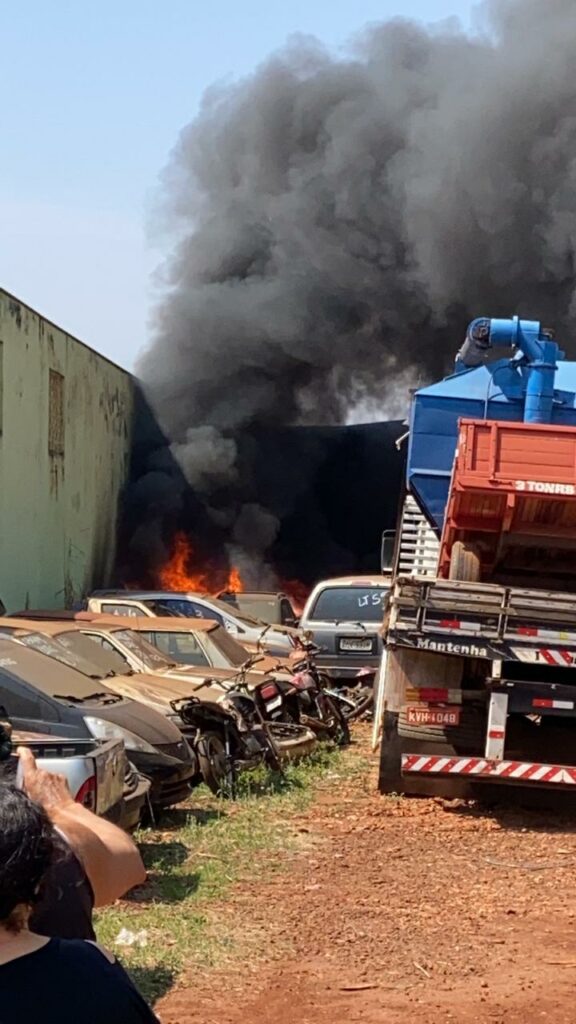 Fogo destrói carros ao lado do DOF em Dourados