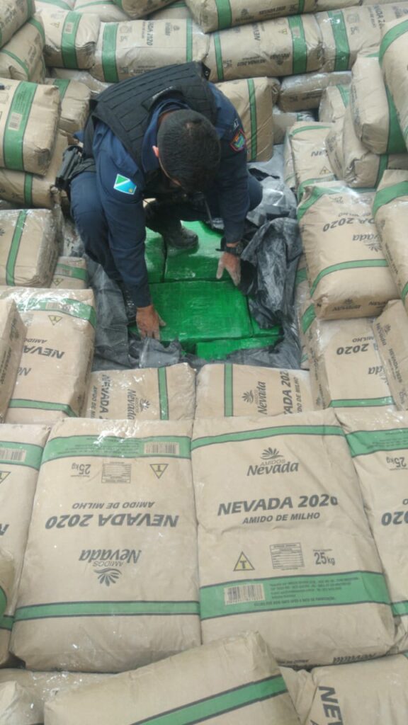 Homem é preso com 2,5 toneladas de maconha escondida em carga de amido de milho Homem é preso com 2,5 toneladas de maconha escondida em carga de amido de milho