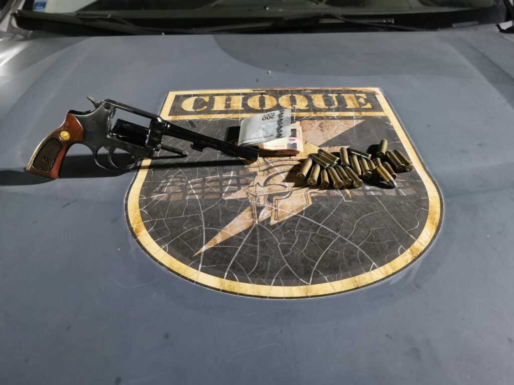 Dupla é presa com carro roubado, drogas e arma em Campo Grande