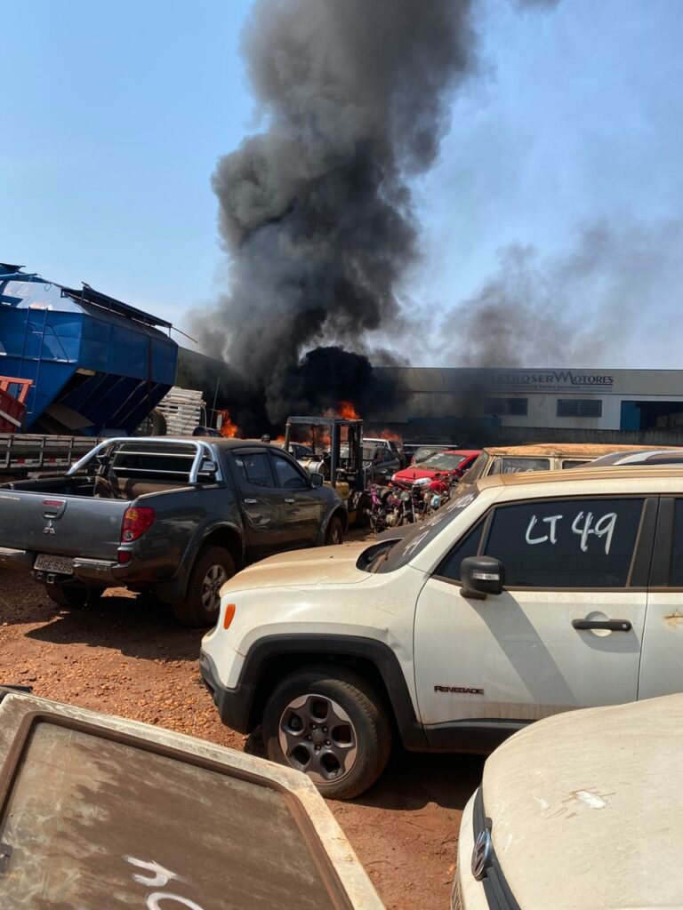 Fogo destrói carros ao lado do DOF em Dourados