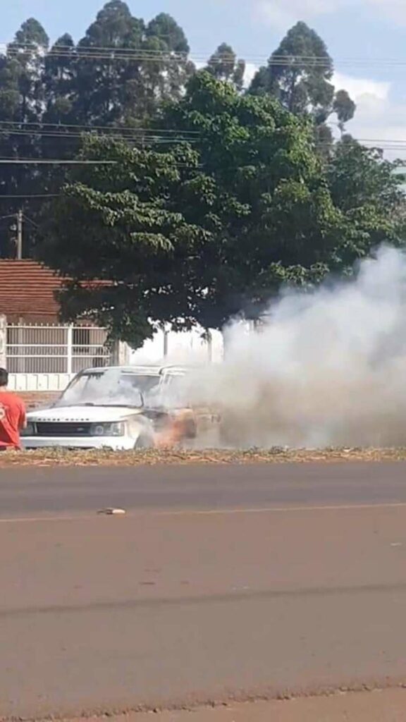 Três veículos de luxo são incendiados em pontos distintos na fronteira