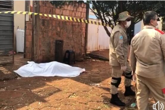 Homem invade casa e mata ex-mulher a golpes de faca Homem invade casa e mata ex-mulher a golpes de faca