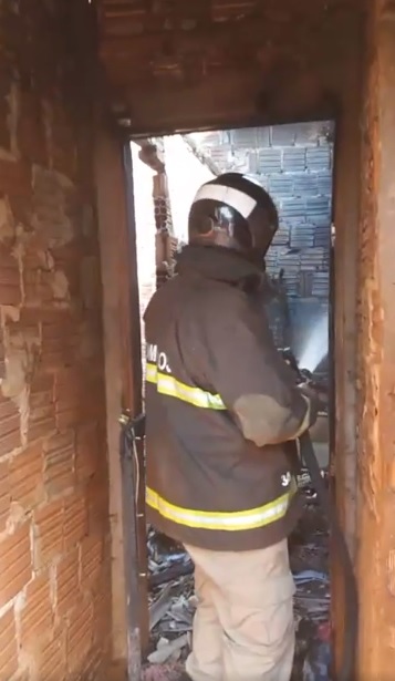 Fogo destrói casa na Vila Santa Catarina em Dourados