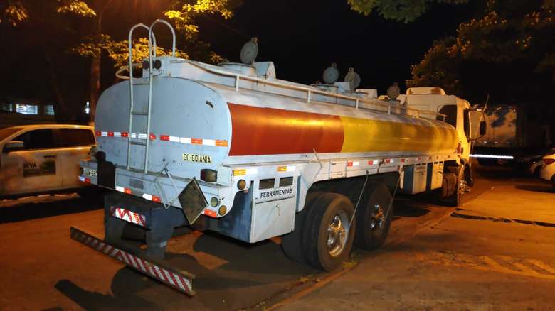 Caminhão tanque é apreendido com quase dez toneladas de maconha Caminhão tanque é apreendido com quase dez toneladas de maconha