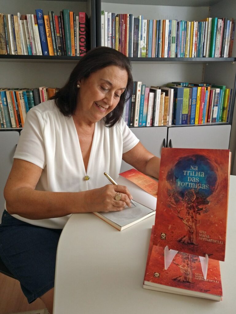 Autora Ana Maria Bernardelli lança livro de poemas nesta quinta-feira Autora Ana Maria Bernardelli lança livro de poemas nesta quinta-feira
