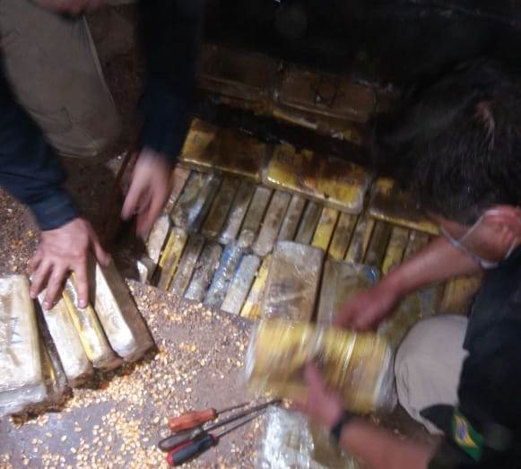 PRF apreende carga milionária de cocaína na BR-267 PRF apreende carga milionária de cocaína na BR-267