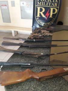 PM apreende arsenal de armas em oficina clandestina PM apreende arsenal de armas em oficina clandestina