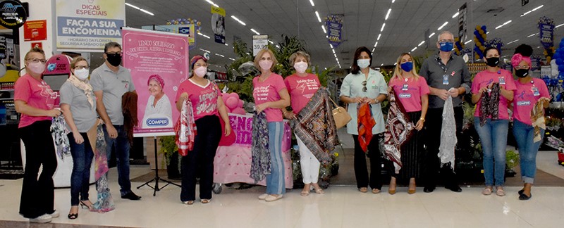 Outubro Rosa: Comper arrecada lenços para ajudar mulheres com câncer de mama