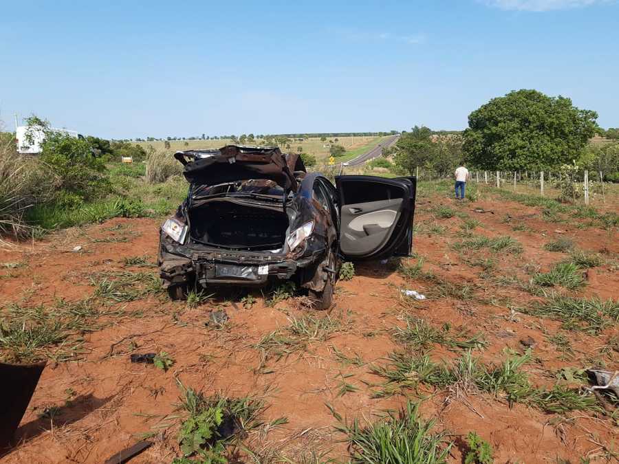 Duas pessoas morrem e outra fica ferida em grave acidente na BR-267