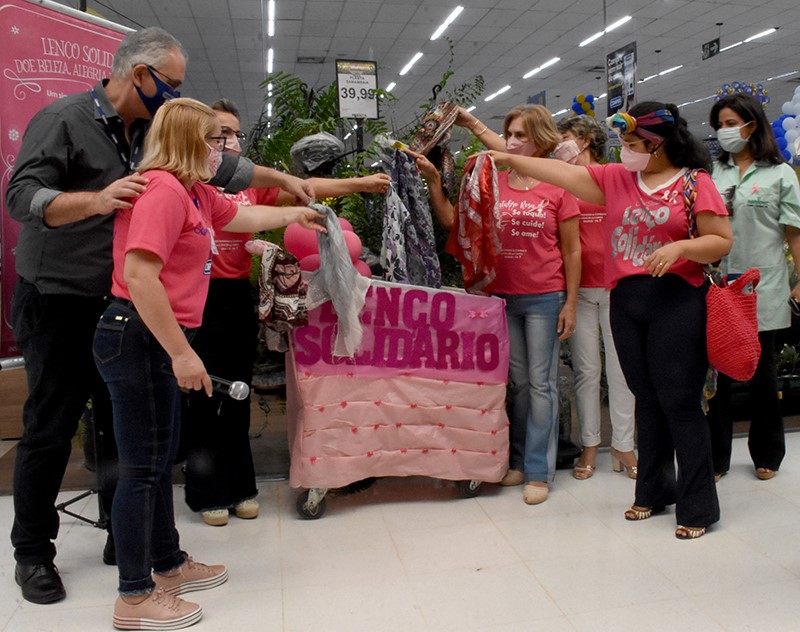 Outubro Rosa: Comper arrecada lenços para ajudar mulheres com câncer de mama
