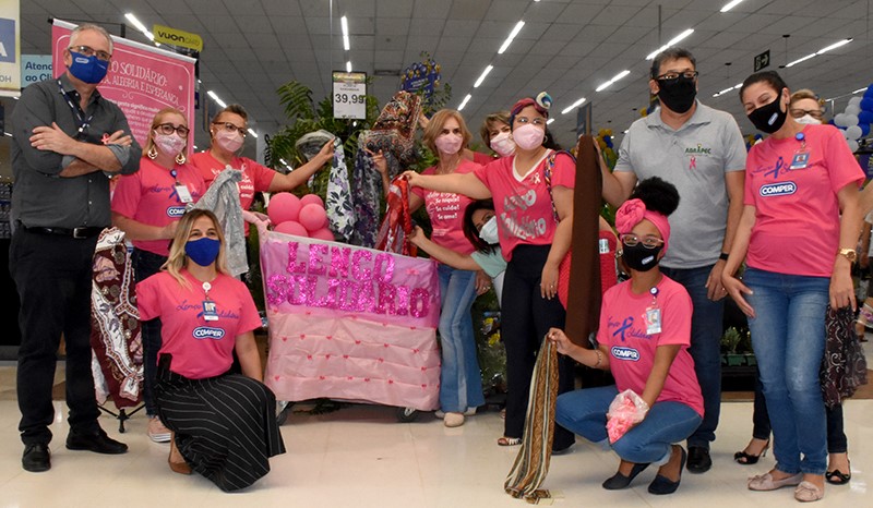 Outubro Rosa: Comper arrecada lenços para ajudar mulheres com câncer de mama