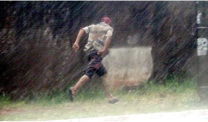 Chuva com granizo chega à capital; confira a previsão para os próximos dias