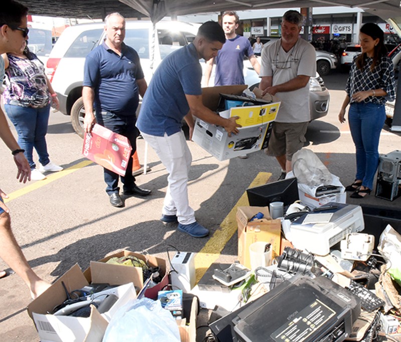 Lixo eletrônico poderá ser trocado por mudas de ipês neste sábado no Comper Brilhante