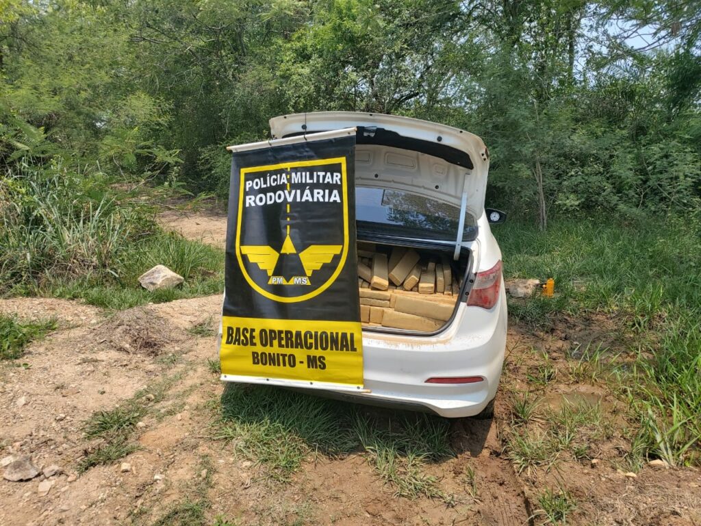 Polícia Militar Rodoviária encontra carro abandonado com mais de 700 kg de maconha