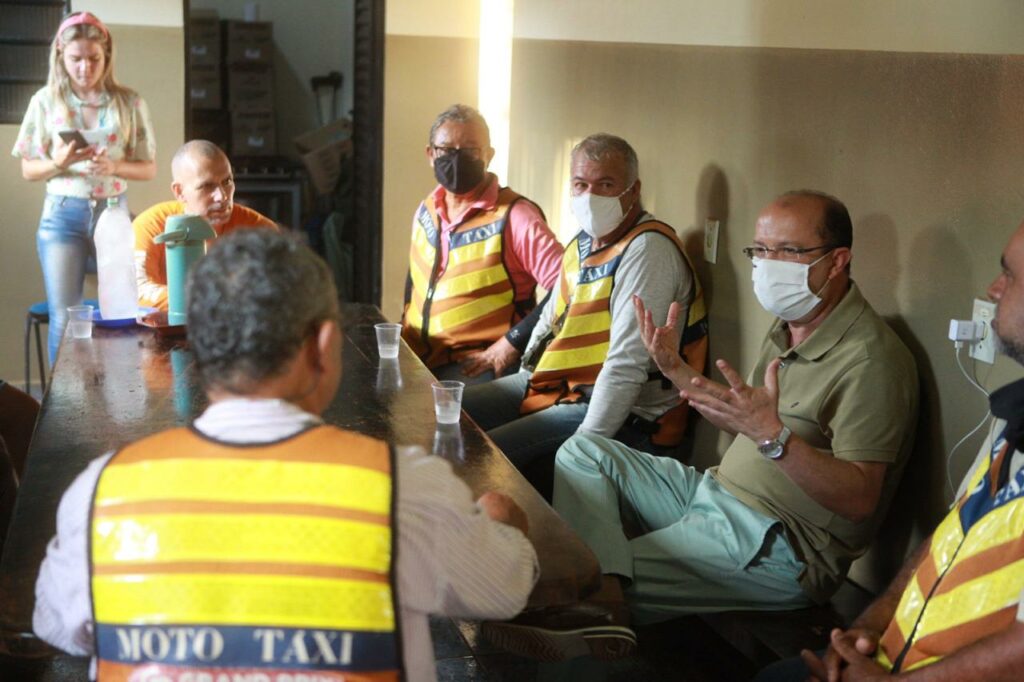 Com taxistas Barbosinha debate demandas do setor e cita proposta de cidade inteligente