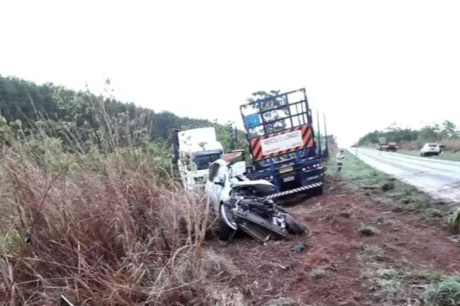 Colisão entre carreta e carro mata três na BR-262