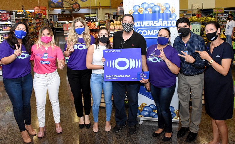 Comper começa a premiar clientes com 70 vales-compras de mil reais Comper começa a premiar clientes com 70 vales-compras de mil reais