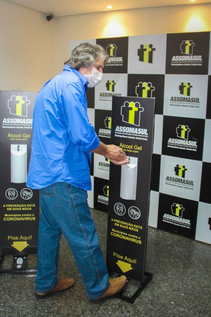 Assomasul distribui totens de álcool em gel entre os municípios de MS Assomasul distribui totens de álcool em gel entre os municípios de MS