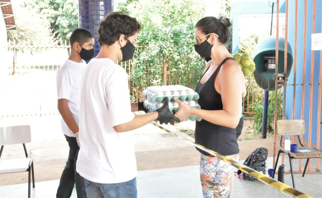 Com Pantanal em chamas, alunos de escola municipal fazem ação para alimentar animais Com Pantanal em chamas, alunos de escola municipal fazem ação para alimentar animais