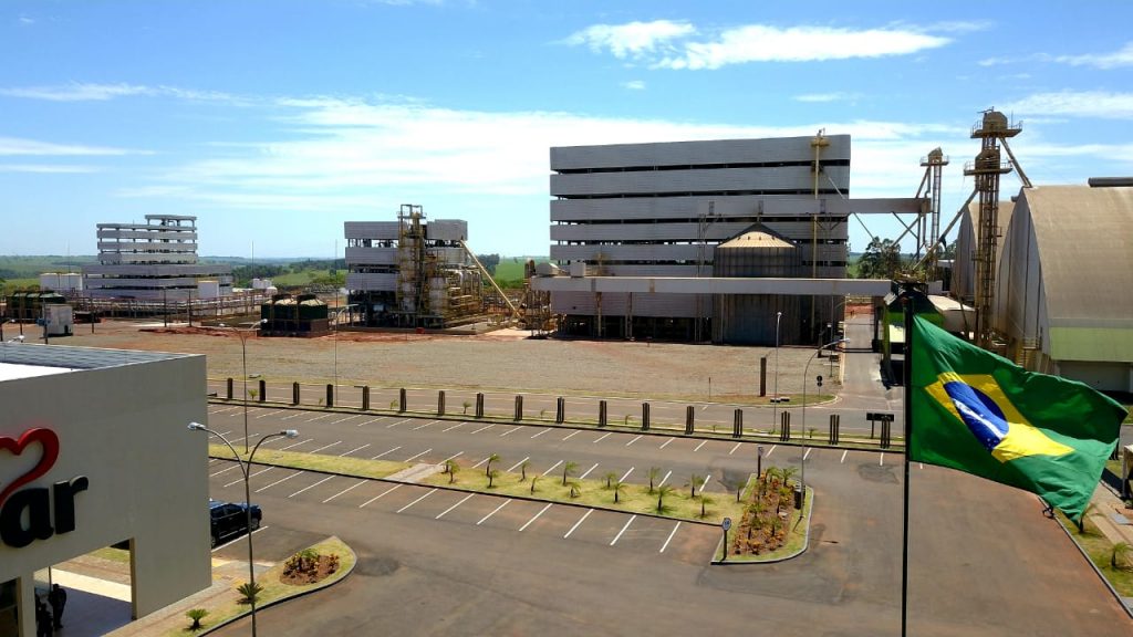 Em Caarapó, Azambuja inaugura indústria com 300 empregos e entrega reforma de escola