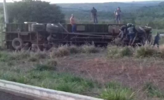 Motorista morre após colisão com caminhão na MS-430