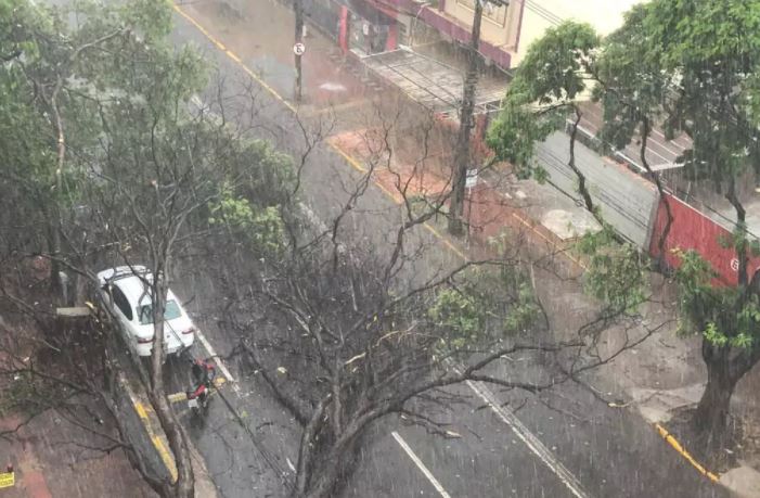 Vídeo: Ventania com chuva chega em Campo Grande