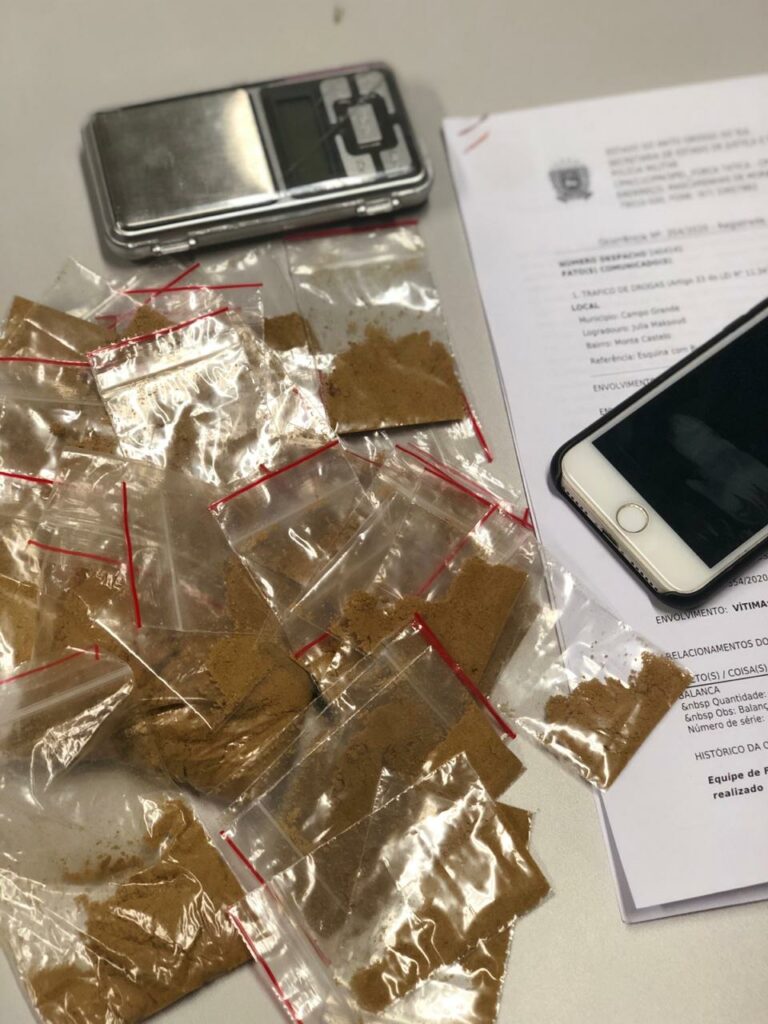 PM prende traficante com porções de ecstasy e adesivos de LSD na capital