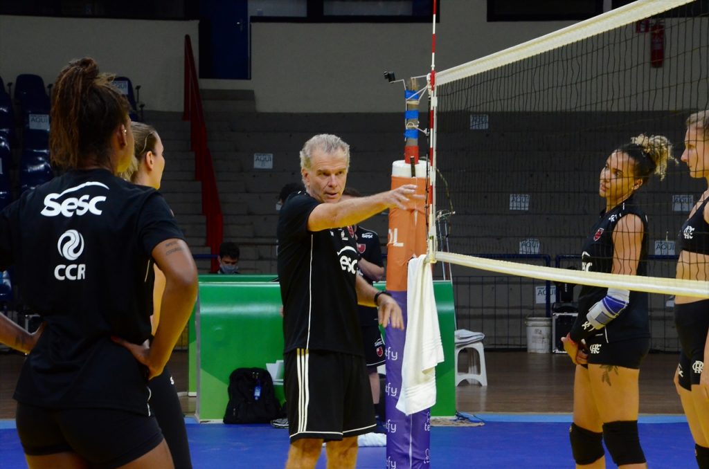 Ídolos do vôlei elogiam estrutura do Guanandizão e organização da Supercopa