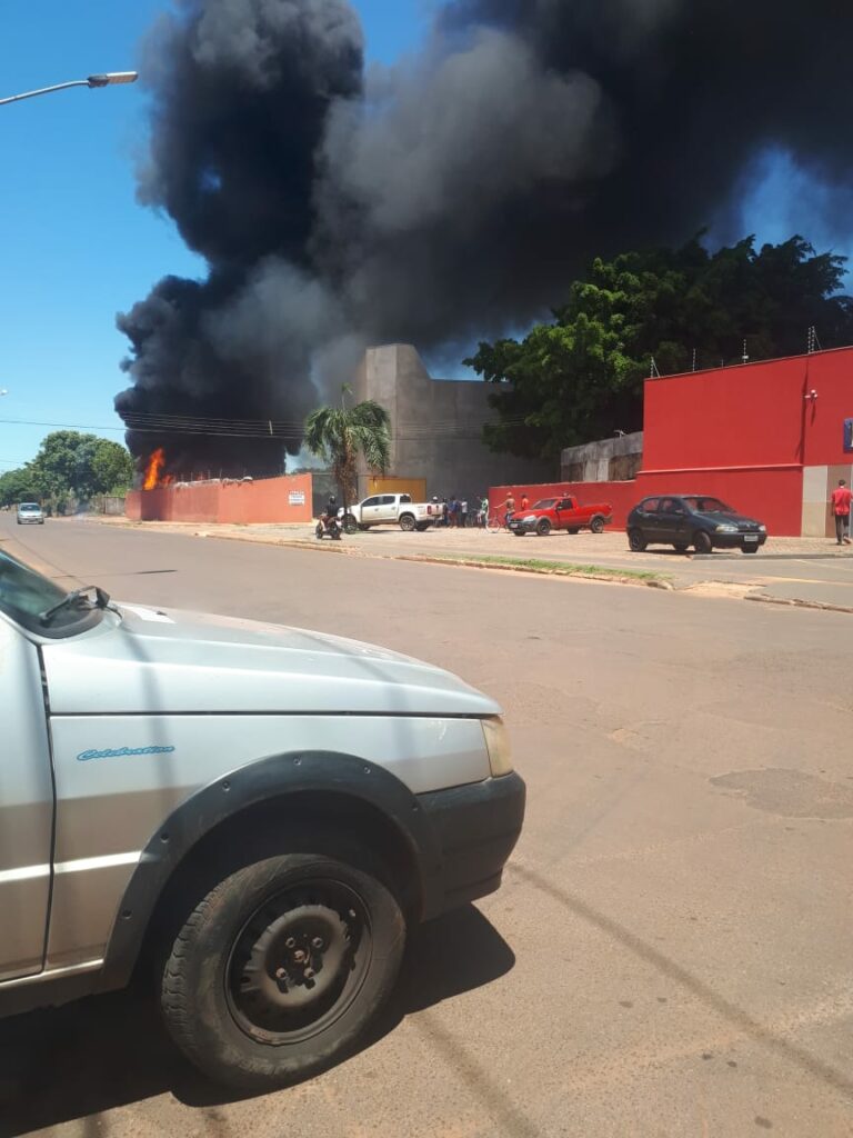 Loja de material de construção pega fogo; Veja o vídeo